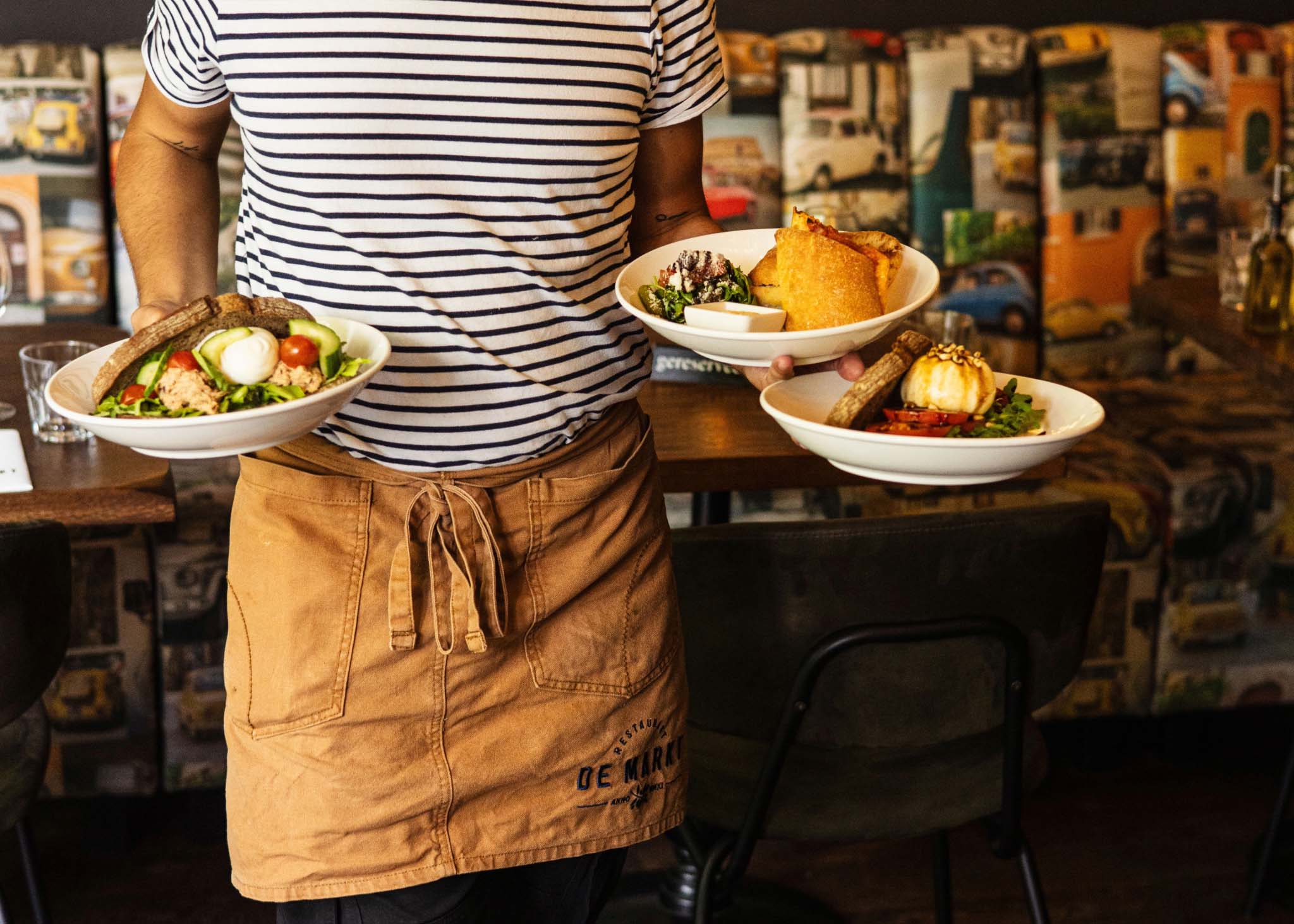 medewerker met borden medewerker met borden